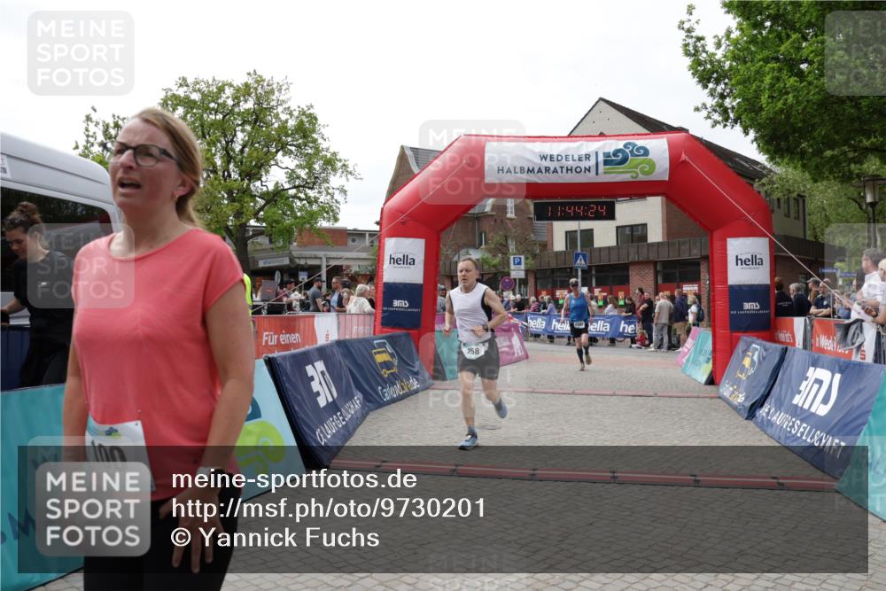 10.05.2026 - 8. Wedeler Halbmarathon Yannick Fuchs http://msf.ph/oto/9730201 10.05.2026 11:44:22 Ziel 100, 258, 2180, 2202 meine-sportfotos.de