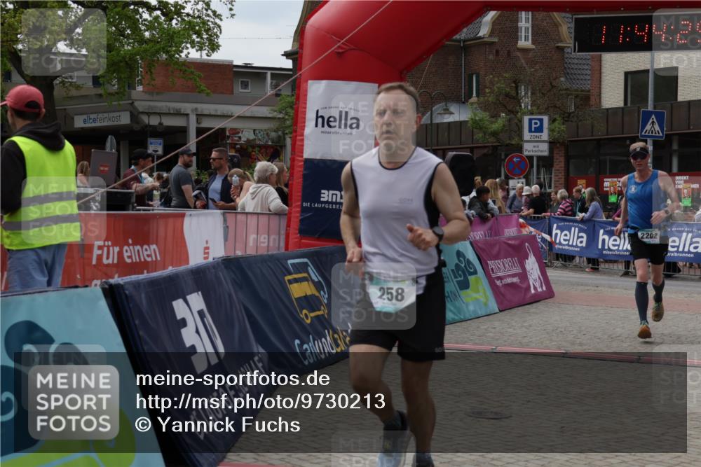 10.05.2026 - 8. Wedeler Halbmarathon Yannick Fuchs http://msf.ph/oto/9730213 10.05.2026 11:44:23 Ziel 100, 258, 2180, 2202 meine-sportfotos.de