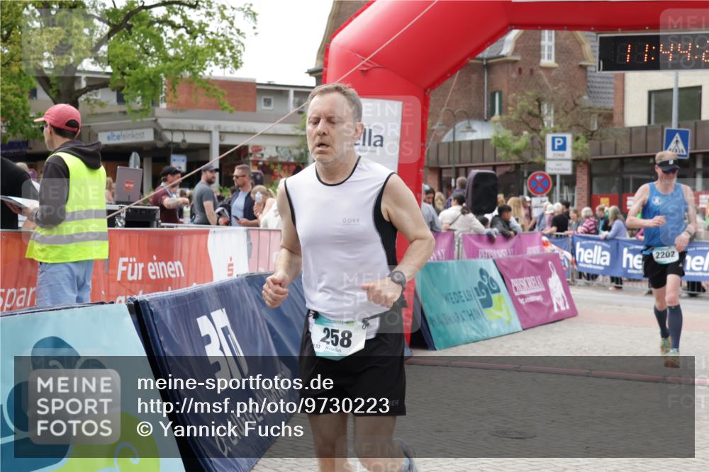 10.05.2026 - 8. Wedeler Halbmarathon Yannick Fuchs http://msf.ph/oto/9730223 10.05.2026 11:44:23 Ziel 100, 258, 2180, 2202 meine-sportfotos.de