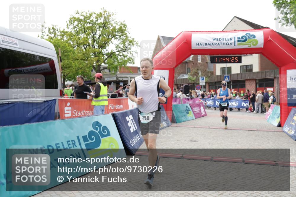 10.05.2026 - 8. Wedeler Halbmarathon Yannick Fuchs http://msf.ph/oto/9730226 10.05.2026 11:44:23 Ziel 100, 258, 2180, 2202 meine-sportfotos.de