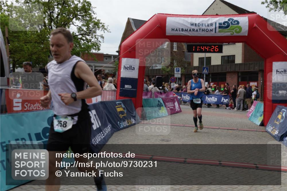 10.05.2026 - 8. Wedeler Halbmarathon Yannick Fuchs http://msf.ph/oto/9730231 10.05.2026 11:44:24 Ziel 100, 258, 2180, 2202 meine-sportfotos.de