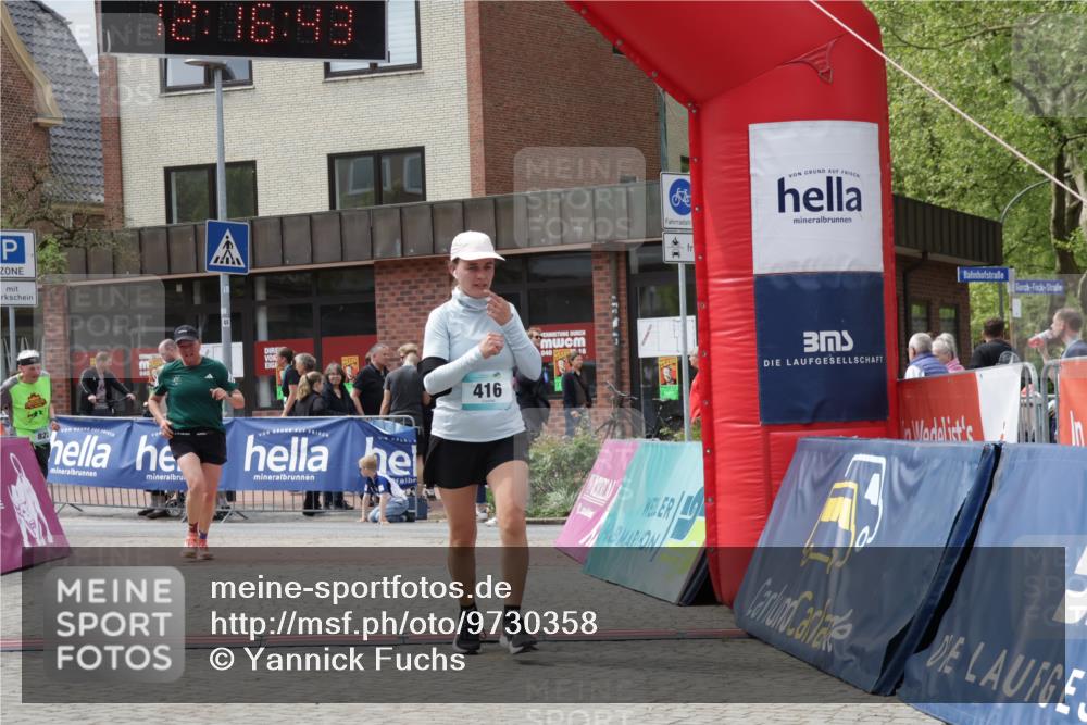 10.05.2026 - 8. Wedeler Halbmarathon Yannick Fuchs http://msf.ph/oto/9730358 10.05.2026 12:16:41 Ziel 416, 430, 732, 822 meine-sportfotos.de