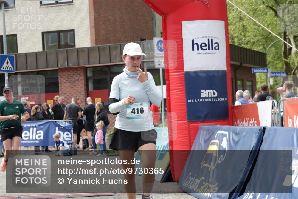 10.05.2026 - 8. Wedeler Halbmarathon Yannick Fuchs http://msf.ph/oto/9730365 10.05.2026 12:16:42 Ziel 58, 260, 416, 732, 822 meine-sportfotos.de