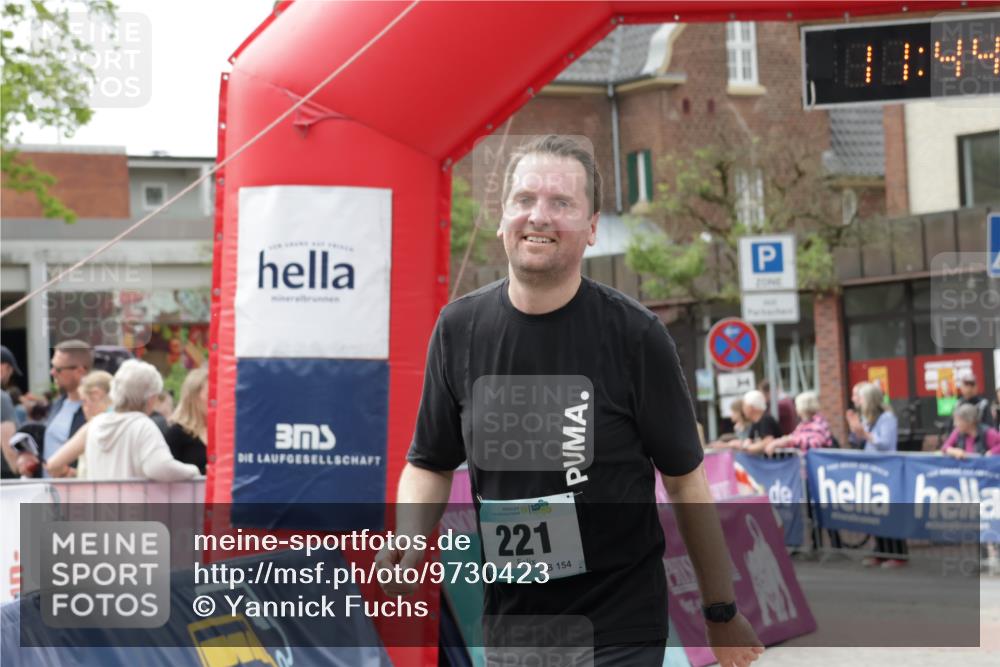 10.05.2026 - 8. Wedeler Halbmarathon Yannick Fuchs http://msf.ph/oto/9730423 10.05.2026 11:44:36 Ziel 221, 907 meine-sportfotos.de