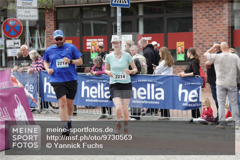 10.05.2026 - 8. Wedeler Halbmarathon Yannick Fuchs http://msf.ph/oto/9730569 10.05.2026 11:44:49 Ziel 2213, 2214 meine-sportfotos.de