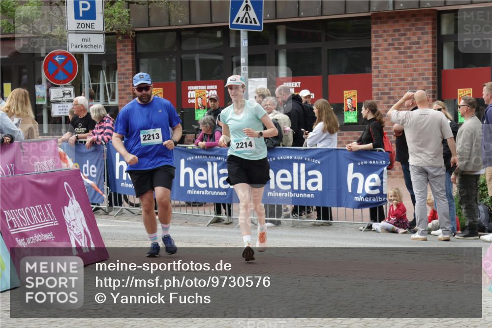10.05.2026 - 8. Wedeler Halbmarathon Yannick Fuchs http://msf.ph/oto/9730576 10.05.2026 11:44:49 Ziel 2213, 2214 meine-sportfotos.de