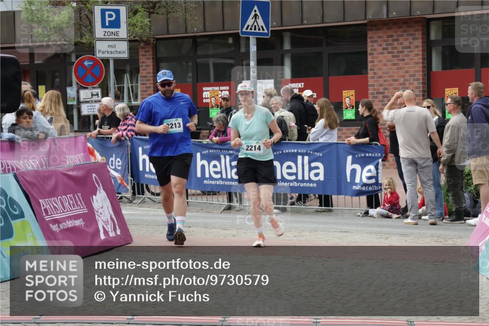 10.05.2026 - 8. Wedeler Halbmarathon Yannick Fuchs http://msf.ph/oto/9730579 10.05.2026 11:44:49 Ziel 2213, 2214 meine-sportfotos.de
