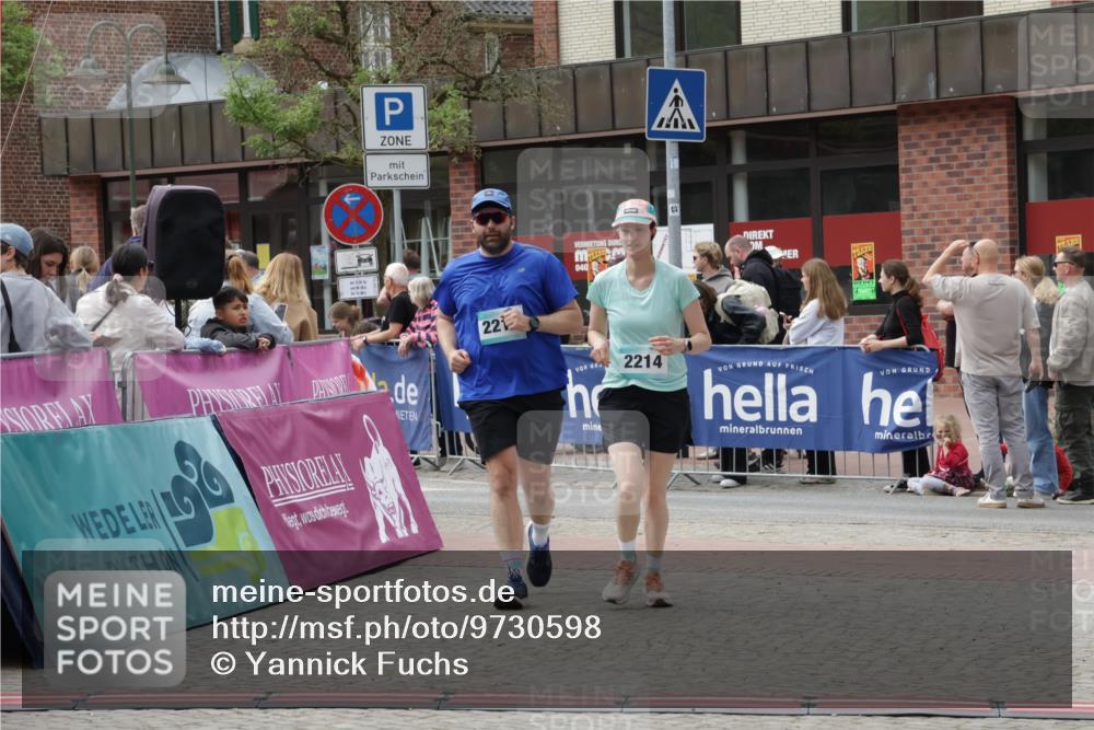 10.05.2026 - 8. Wedeler Halbmarathon Yannick Fuchs http://msf.ph/oto/9730598 10.05.2026 11:44:50 Ziel 2213, 2214 meine-sportfotos.de