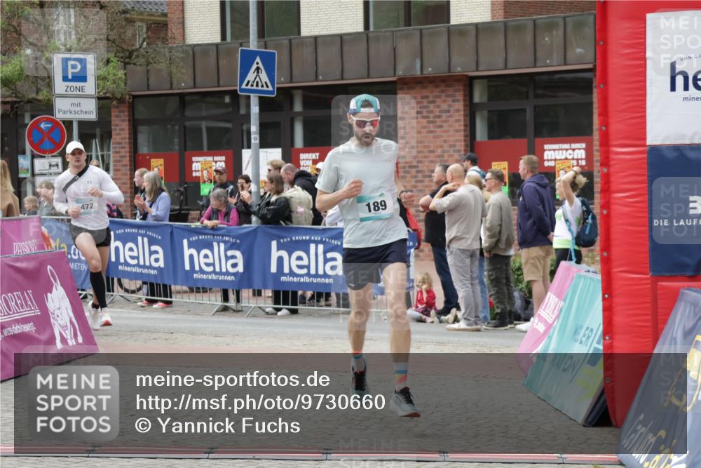 10.05.2026 - 8. Wedeler Halbmarathon Yannick Fuchs http://msf.ph/oto/9730660 10.05.2026 11:44:55 Ziel 49, 50, 189, 472, 823, 2213, 2214 meine-sportfotos.de