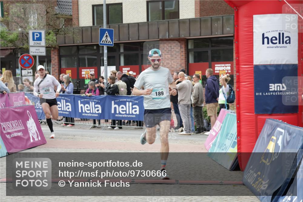 10.05.2026 - 8. Wedeler Halbmarathon Yannick Fuchs http://msf.ph/oto/9730666 10.05.2026 11:44:55 Ziel 49, 50, 189, 472, 823, 2213, 2214 meine-sportfotos.de
