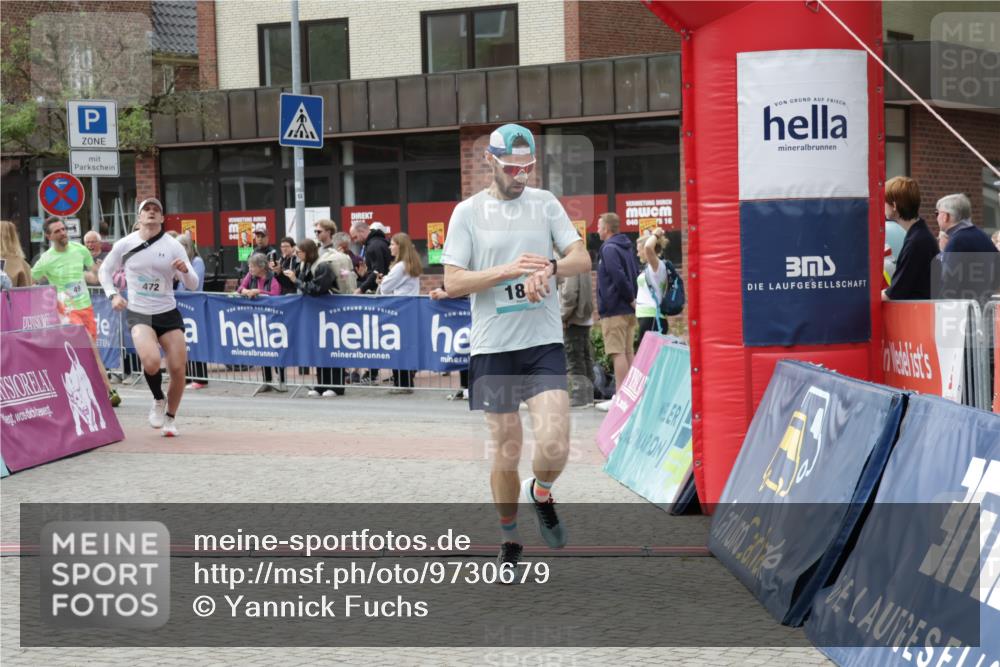 10.05.2026 - 8. Wedeler Halbmarathon Yannick Fuchs http://msf.ph/oto/9730679 10.05.2026 11:44:56 Ziel 49, 50, 189, 472, 823, 2213, 2214 meine-sportfotos.de