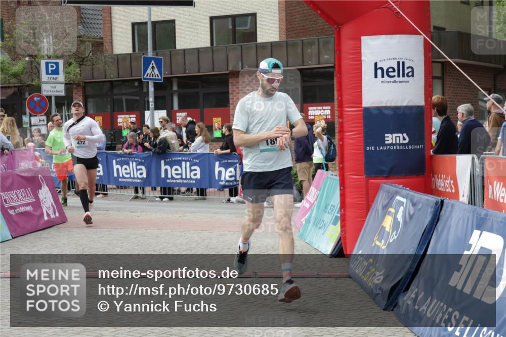 10.05.2026 - 8. Wedeler Halbmarathon Yannick Fuchs http://msf.ph/oto/9730685 10.05.2026 11:44:56 Ziel 49, 50, 189, 472, 823, 2213, 2214 meine-sportfotos.de