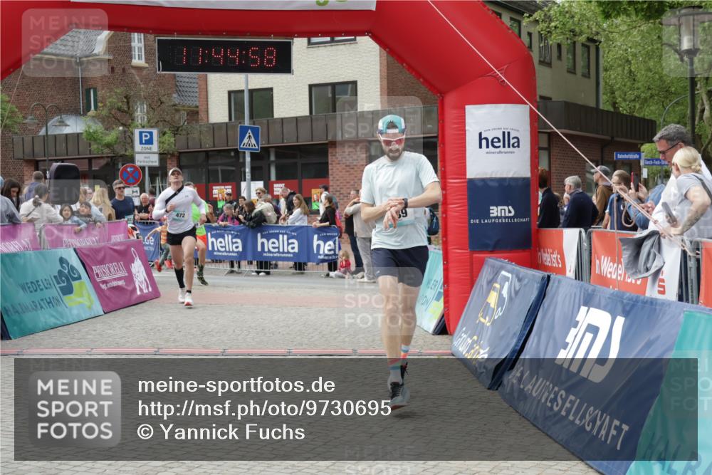 10.05.2026 - 8. Wedeler Halbmarathon Yannick Fuchs http://msf.ph/oto/9730695 10.05.2026 11:44:56 Ziel 49, 50, 189, 472, 823, 2213, 2214 meine-sportfotos.de