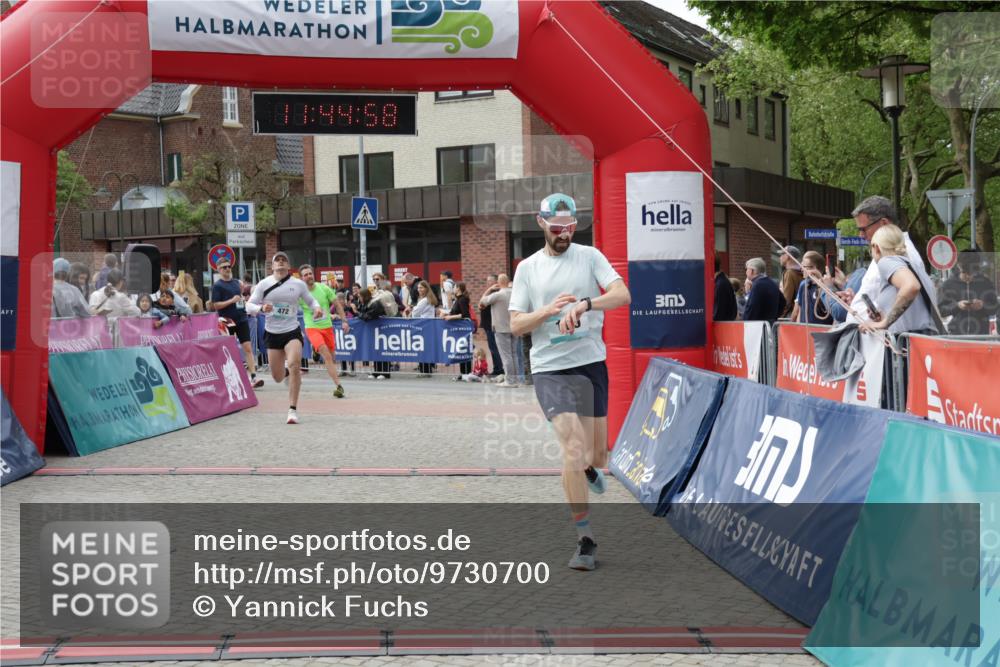10.05.2026 - 8. Wedeler Halbmarathon Yannick Fuchs http://msf.ph/oto/9730700 10.05.2026 11:44:56 Ziel 49, 50, 189, 472, 823, 2213, 2214 meine-sportfotos.de