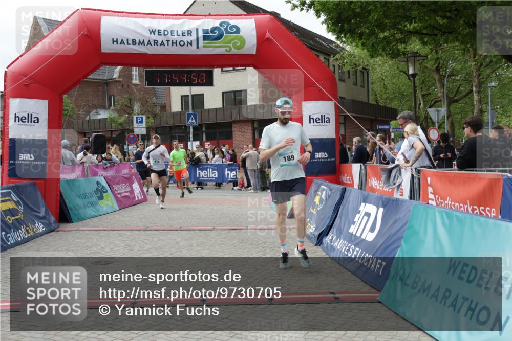 10.05.2026 - 8. Wedeler Halbmarathon Yannick Fuchs http://msf.ph/oto/9730705 10.05.2026 11:44:57 Ziel 49, 50, 189, 472, 823, 2213, 2214 meine-sportfotos.de