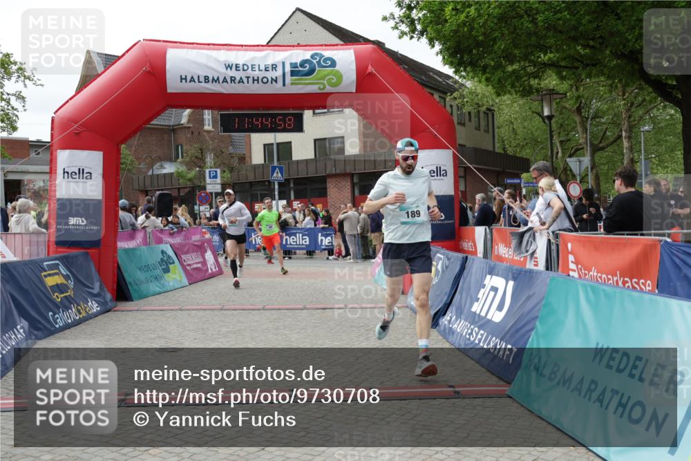 10.05.2026 - 8. Wedeler Halbmarathon Yannick Fuchs http://msf.ph/oto/9730708 10.05.2026 11:44:57 Ziel 49, 50, 189, 472, 823, 2213, 2214 meine-sportfotos.de