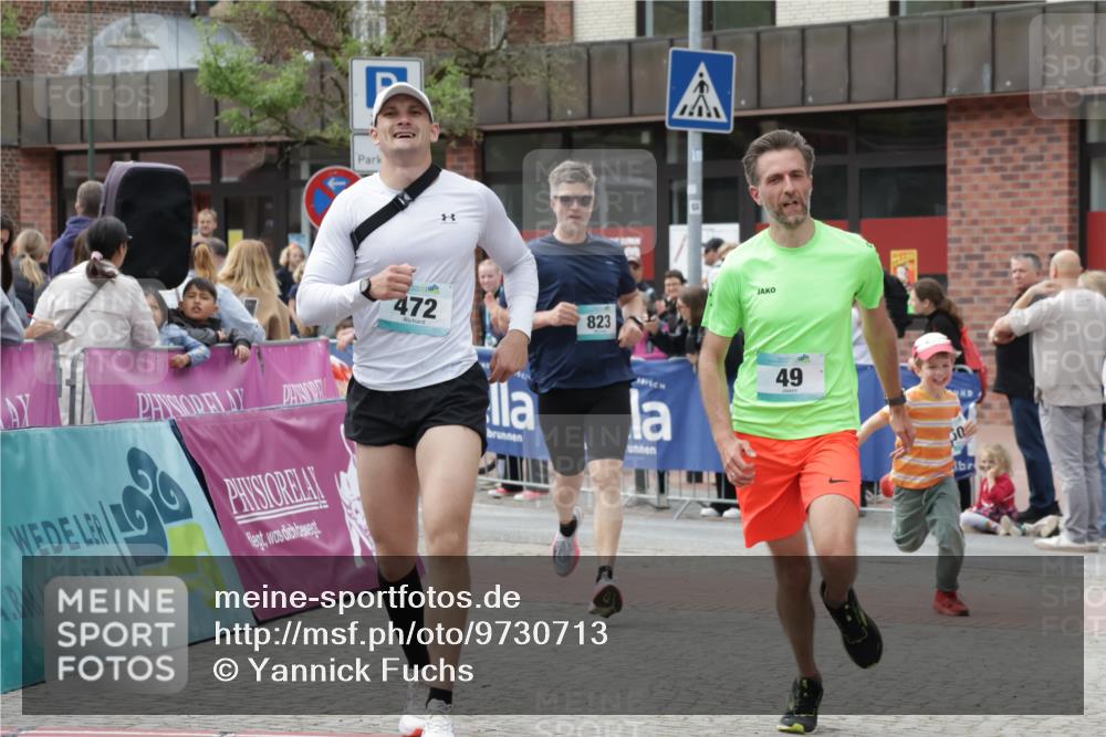 10.05.2026 - 8. Wedeler Halbmarathon Yannick Fuchs http://msf.ph/oto/9730713 10.05.2026 11:44:58 Ziel 49, 50, 189, 472, 823, 2213 meine-sportfotos.de