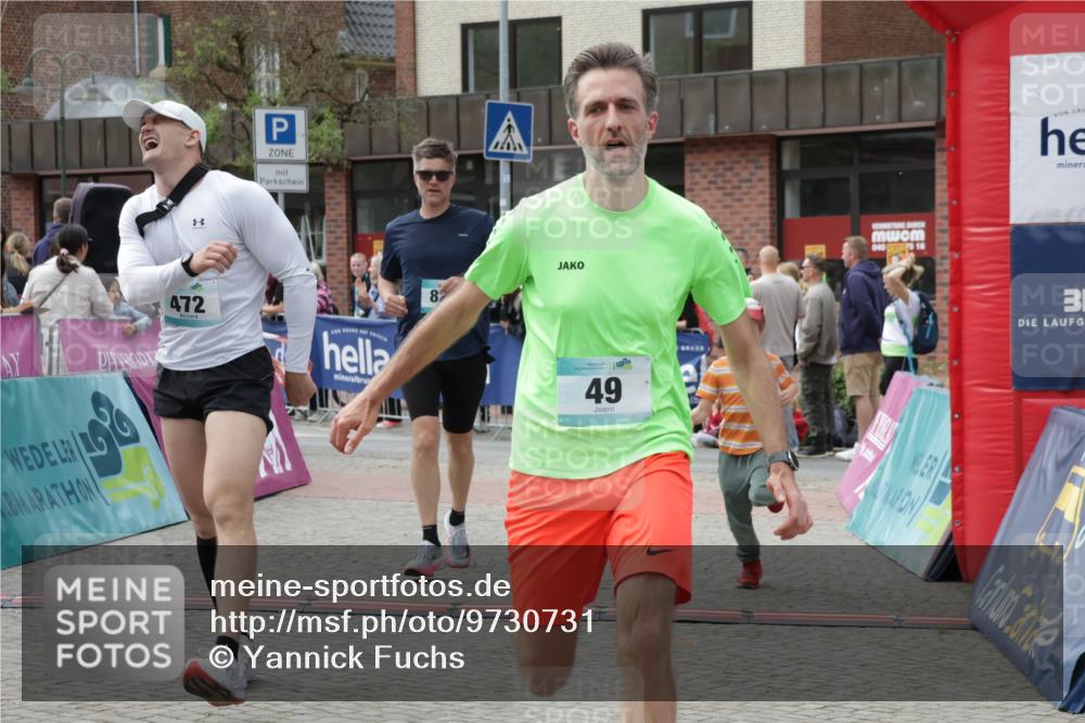 10.05.2026 - 8. Wedeler Halbmarathon Yannick Fuchs http://msf.ph/oto/9730731 10.05.2026 11:44:59 Ziel 49, 50, 189, 472, 823 meine-sportfotos.de