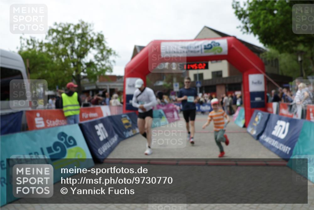 10.05.2026 - 8. Wedeler Halbmarathon Yannick Fuchs http://msf.ph/oto/9730770 10.05.2026 11:45:00 Ziel 49, 50, 189, 472, 763, 823 meine-sportfotos.de