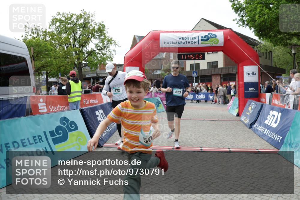 10.05.2026 - 8. Wedeler Halbmarathon Yannick Fuchs http://msf.ph/oto/9730791 10.05.2026 11:45:01 Ziel 49, 50, 189, 472, 755, 763, 823, 1047 meine-sportfotos.de