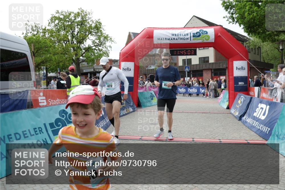 10.05.2026 - 8. Wedeler Halbmarathon Yannick Fuchs http://msf.ph/oto/9730796 10.05.2026 11:45:01 Ziel 49, 50, 189, 472, 755, 763, 823, 1047 meine-sportfotos.de