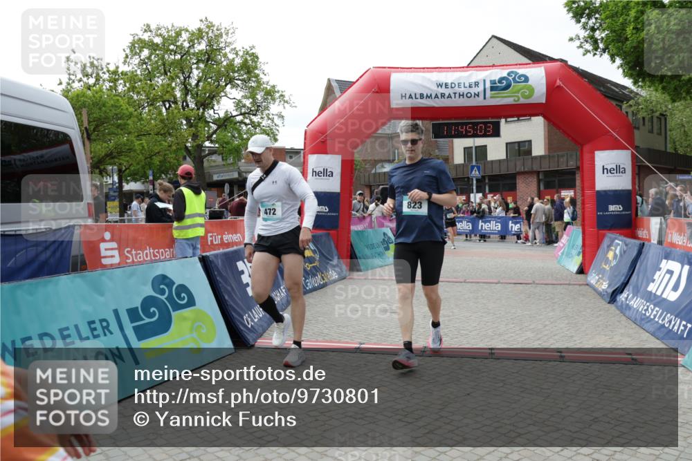 10.05.2026 - 8. Wedeler Halbmarathon Yannick Fuchs http://msf.ph/oto/9730801 10.05.2026 11:45:01 Ziel 49, 50, 189, 472, 755, 763, 823, 1047 meine-sportfotos.de