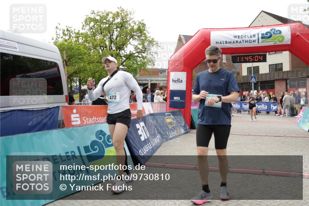 10.05.2026 - 8. Wedeler Halbmarathon Yannick Fuchs http://msf.ph/oto/9730810 10.05.2026 11:45:02 Ziel 49, 50, 472, 755, 763, 823, 1047 meine-sportfotos.de