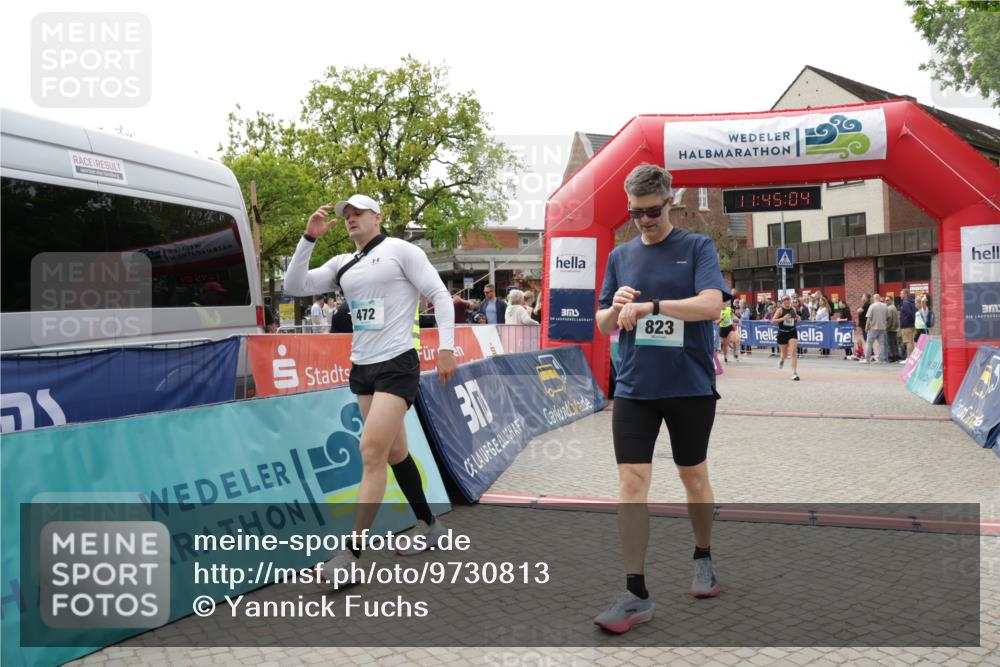 10.05.2026 - 8. Wedeler Halbmarathon Yannick Fuchs http://msf.ph/oto/9730813 10.05.2026 11:45:02 Ziel 49, 50, 472, 755, 763, 823, 1047 meine-sportfotos.de