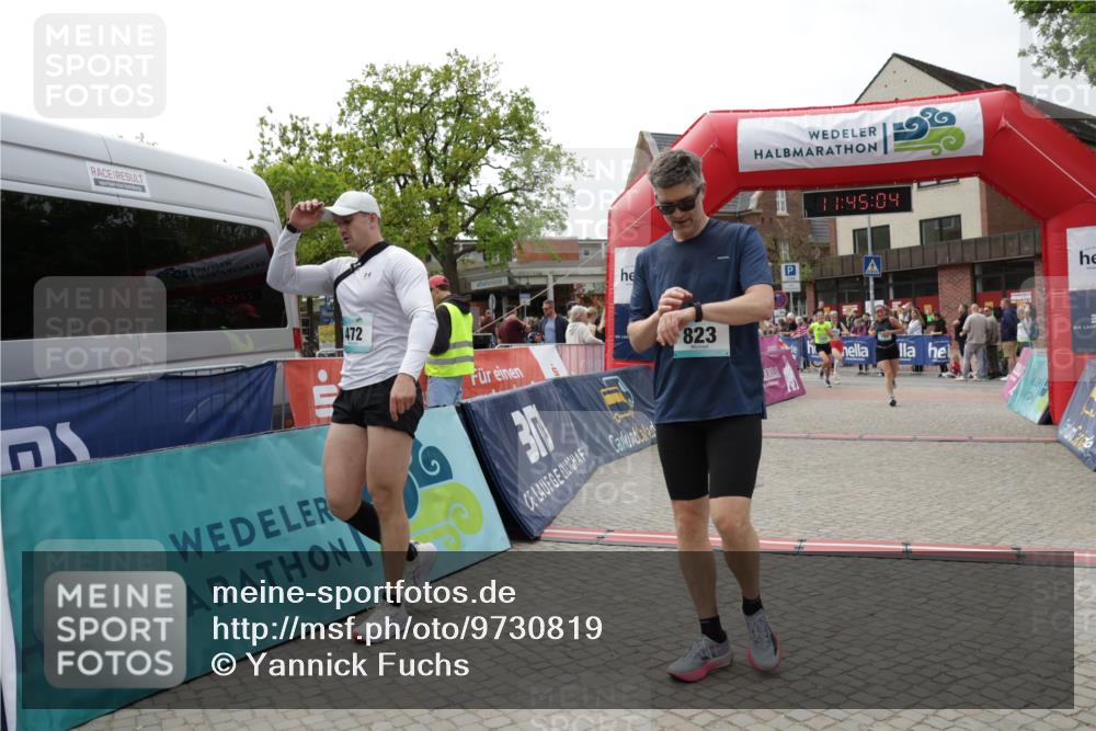 10.05.2026 - 8. Wedeler Halbmarathon Yannick Fuchs http://msf.ph/oto/9730819 10.05.2026 11:45:03 Ziel 49, 50, 472, 755, 756, 763, 823, 1047 meine-sportfotos.de