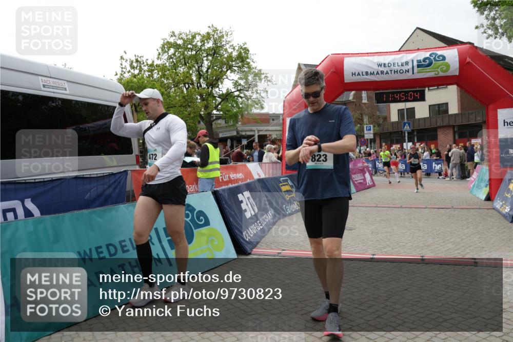 10.05.2026 - 8. Wedeler Halbmarathon Yannick Fuchs http://msf.ph/oto/9730823 10.05.2026 11:45:03 Ziel 49, 50, 472, 755, 756, 763, 823, 1047 meine-sportfotos.de