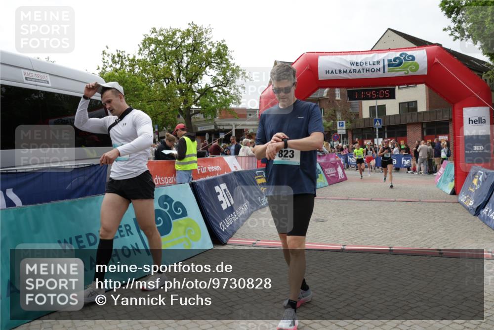 10.05.2026 - 8. Wedeler Halbmarathon Yannick Fuchs http://msf.ph/oto/9730828 10.05.2026 11:45:03 Ziel 49, 50, 472, 755, 756, 763, 823, 1047 meine-sportfotos.de