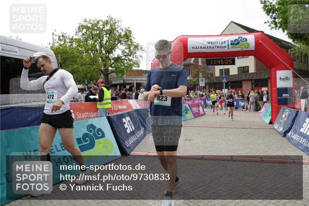 10.05.2026 - 8. Wedeler Halbmarathon Yannick Fuchs http://msf.ph/oto/9730833 10.05.2026 11:45:03 Ziel 49, 50, 472, 755, 756, 763, 823, 1047 meine-sportfotos.de