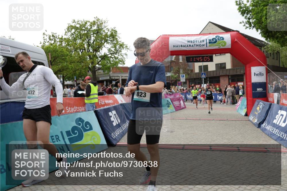 10.05.2026 - 8. Wedeler Halbmarathon Yannick Fuchs http://msf.ph/oto/9730838 10.05.2026 11:45:03 Ziel 49, 50, 472, 755, 756, 763, 823, 1047 meine-sportfotos.de