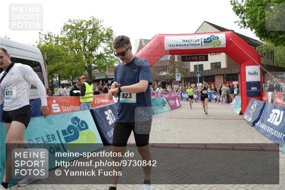 10.05.2026 - 8. Wedeler Halbmarathon Yannick Fuchs http://msf.ph/oto/9730842 10.05.2026 11:45:04 Ziel 49, 50, 472, 755, 756, 763, 823, 1047 meine-sportfotos.de