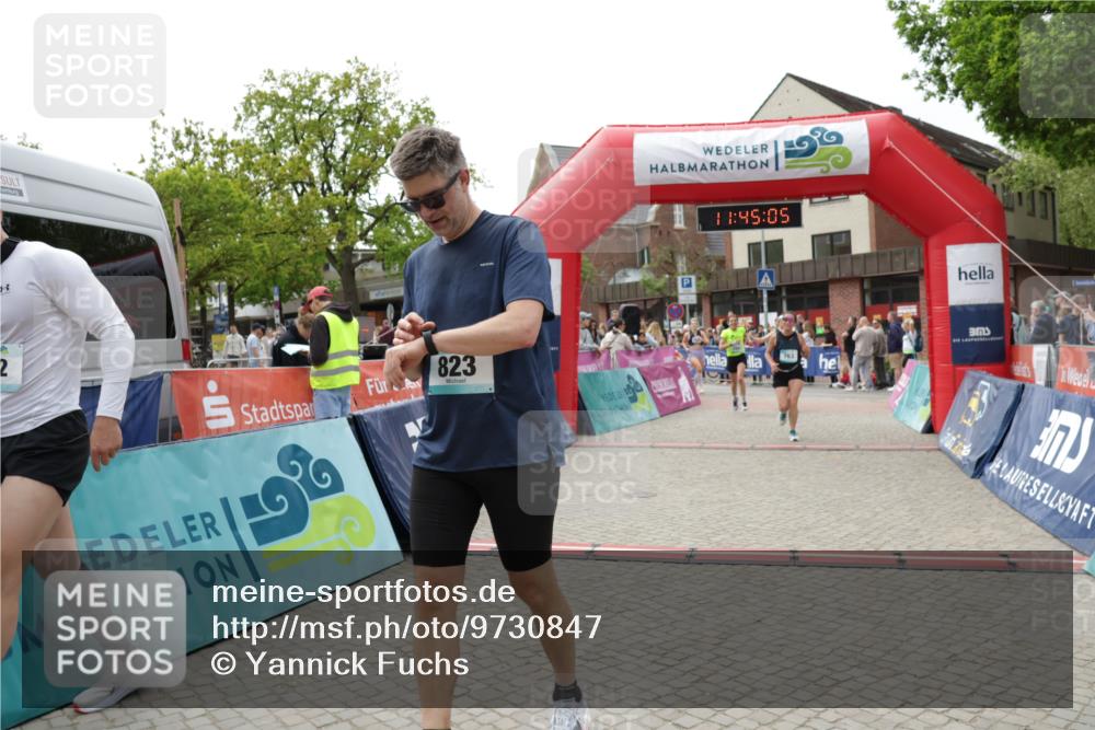 10.05.2026 - 8. Wedeler Halbmarathon Yannick Fuchs http://msf.ph/oto/9730847 10.05.2026 11:45:04 Ziel 49, 50, 472, 755, 756, 763, 823, 1047 meine-sportfotos.de