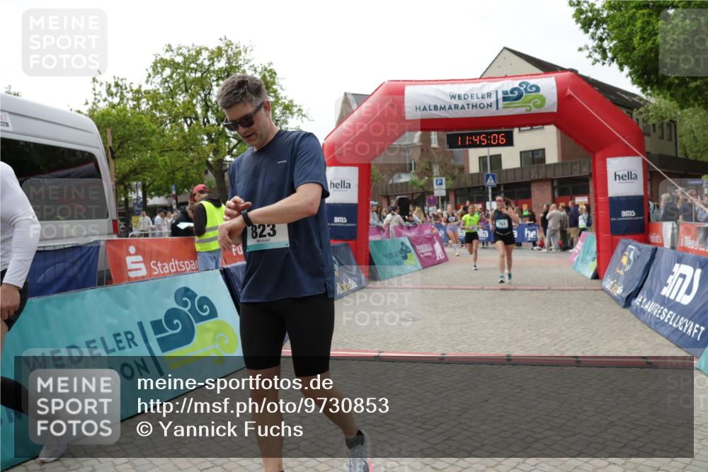 10.05.2026 - 8. Wedeler Halbmarathon Yannick Fuchs http://msf.ph/oto/9730853 10.05.2026 11:45:04 Ziel 49, 50, 472, 755, 756, 763, 823, 1047 meine-sportfotos.de