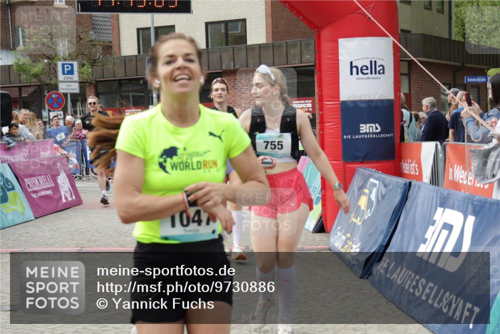 10.05.2026 - 8. Wedeler Halbmarathon Yannick Fuchs http://msf.ph/oto/9730886 10.05.2026 11:45:07 Ziel 52, 233, 749, 755, 756, 763, 917, 1047 meine-sportfotos.de
