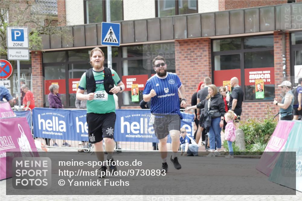 10.05.2026 - 8. Wedeler Halbmarathon Yannick Fuchs http://msf.ph/oto/9730893 10.05.2026 12:18:41 Ziel 382, 977 meine-sportfotos.de