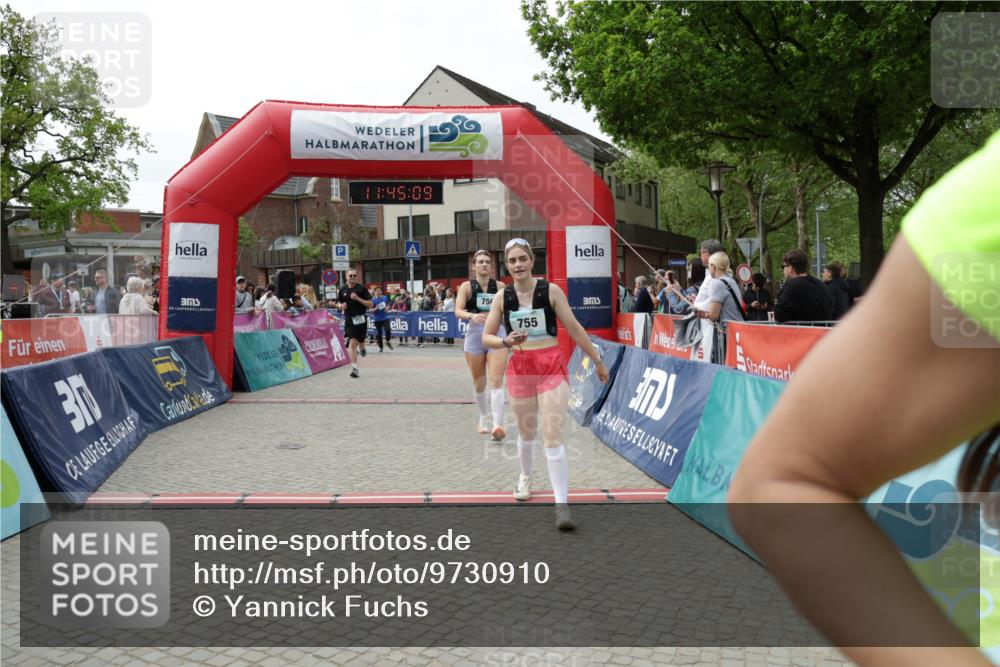10.05.2026 - 8. Wedeler Halbmarathon Yannick Fuchs http://msf.ph/oto/9730910 10.05.2026 11:45:08 Ziel 52, 233, 749, 755, 756, 763, 917, 918, 1047 meine-sportfotos.de