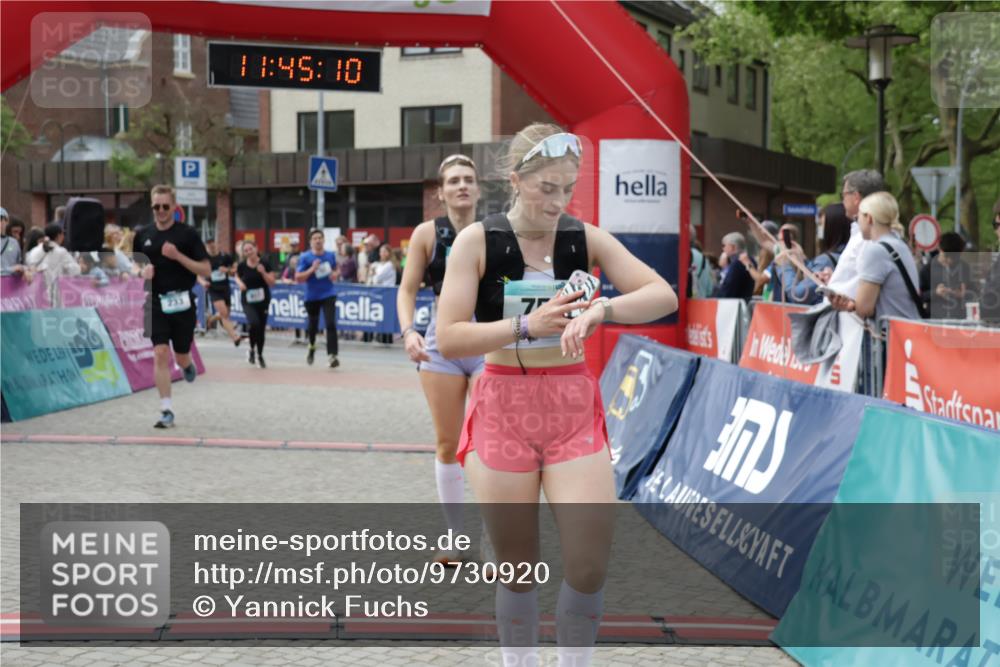 10.05.2026 - 8. Wedeler Halbmarathon Yannick Fuchs http://msf.ph/oto/9730920 10.05.2026 11:45:08 Ziel 52, 233, 749, 755, 756, 763, 917, 918, 1047 meine-sportfotos.de