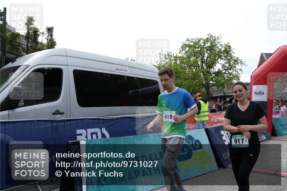 10.05.2026 - 8. Wedeler Halbmarathon Yannick Fuchs http://msf.ph/oto/9731027 10.05.2026 11:45:15 Ziel 52, 233, 660, 749, 917, 918 meine-sportfotos.de