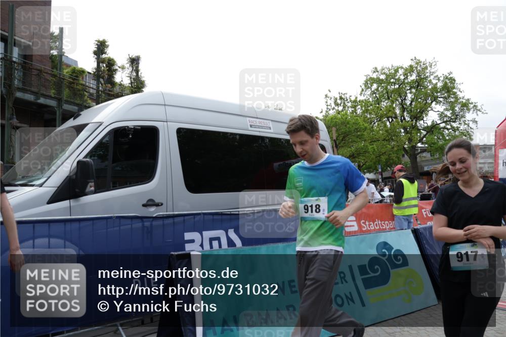 10.05.2026 - 8. Wedeler Halbmarathon Yannick Fuchs http://msf.ph/oto/9731032 10.05.2026 11:45:15 Ziel 52, 233, 660, 749, 917, 918 meine-sportfotos.de