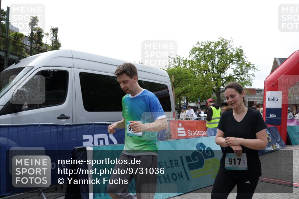 10.05.2026 - 8. Wedeler Halbmarathon Yannick Fuchs http://msf.ph/oto/9731036 10.05.2026 11:45:15 Ziel 52, 233, 660, 749, 917, 918 meine-sportfotos.de