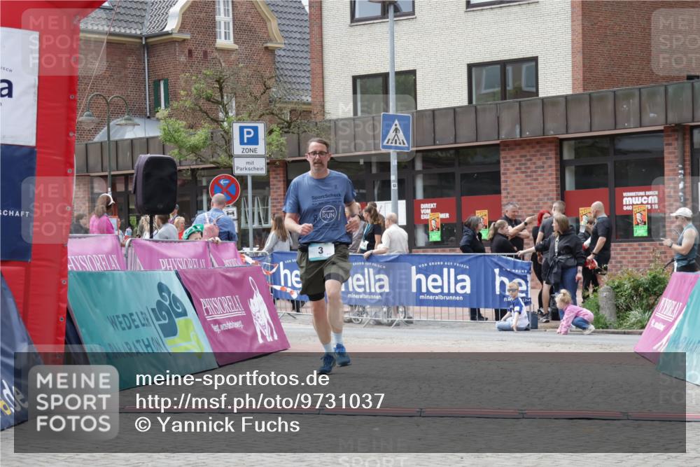 10.05.2026 - 8. Wedeler Halbmarathon Yannick Fuchs http://msf.ph/oto/9731037 10.05.2026 12:19:01 Ziel 3, 818 meine-sportfotos.de