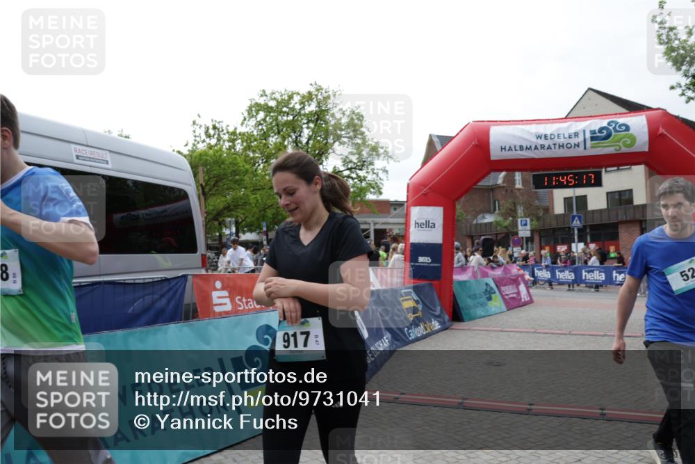 10.05.2026 - 8. Wedeler Halbmarathon Yannick Fuchs http://msf.ph/oto/9731041 10.05.2026 11:45:15 Ziel 52, 233, 660, 749, 917, 918 meine-sportfotos.de