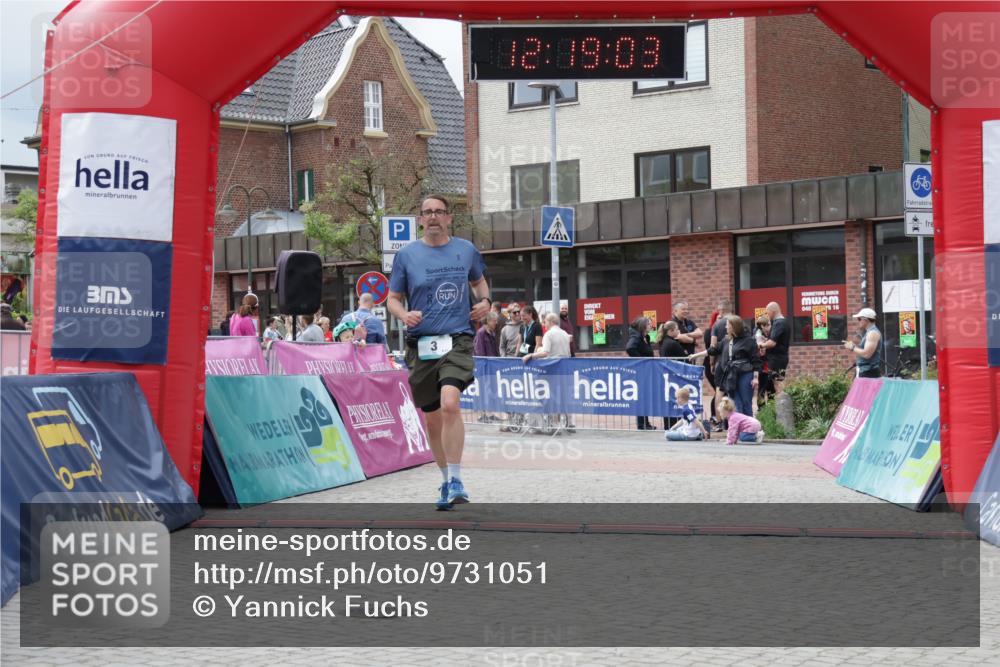 10.05.2026 - 8. Wedeler Halbmarathon Yannick Fuchs http://msf.ph/oto/9731051 10.05.2026 12:19:01 Ziel 3, 818 meine-sportfotos.de