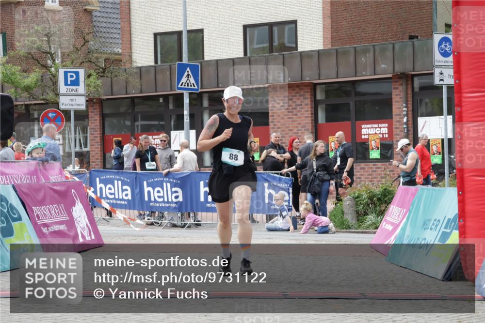 10.05.2026 - 8. Wedeler Halbmarathon Yannick Fuchs http://msf.ph/oto/9731122 10.05.2026 12:19:09 Ziel 88 meine-sportfotos.de