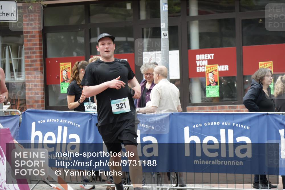 10.05.2026 - 8. Wedeler Halbmarathon Yannick Fuchs http://msf.ph/oto/9731188 10.05.2026 12:19:22 Ziel 321 meine-sportfotos.de