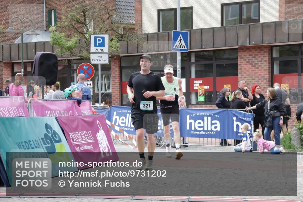 10.05.2026 - 8. Wedeler Halbmarathon Yannick Fuchs http://msf.ph/oto/9731202 10.05.2026 12:19:24 Ziel 321, 708 meine-sportfotos.de