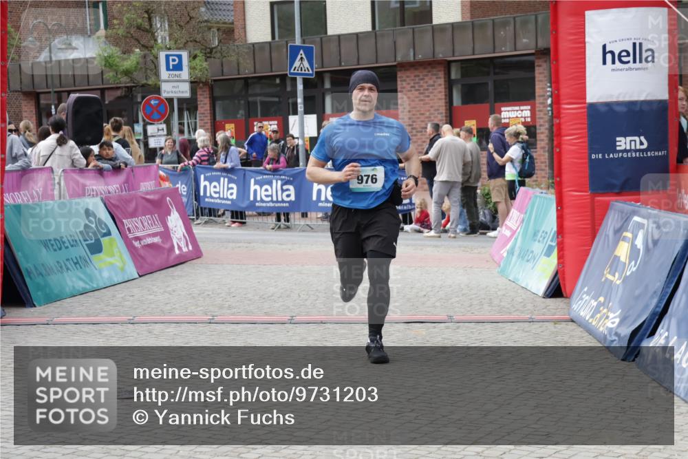 10.05.2026 - 8. Wedeler Halbmarathon Yannick Fuchs http://msf.ph/oto/9731203 10.05.2026 11:45:29 Ziel 976 meine-sportfotos.de